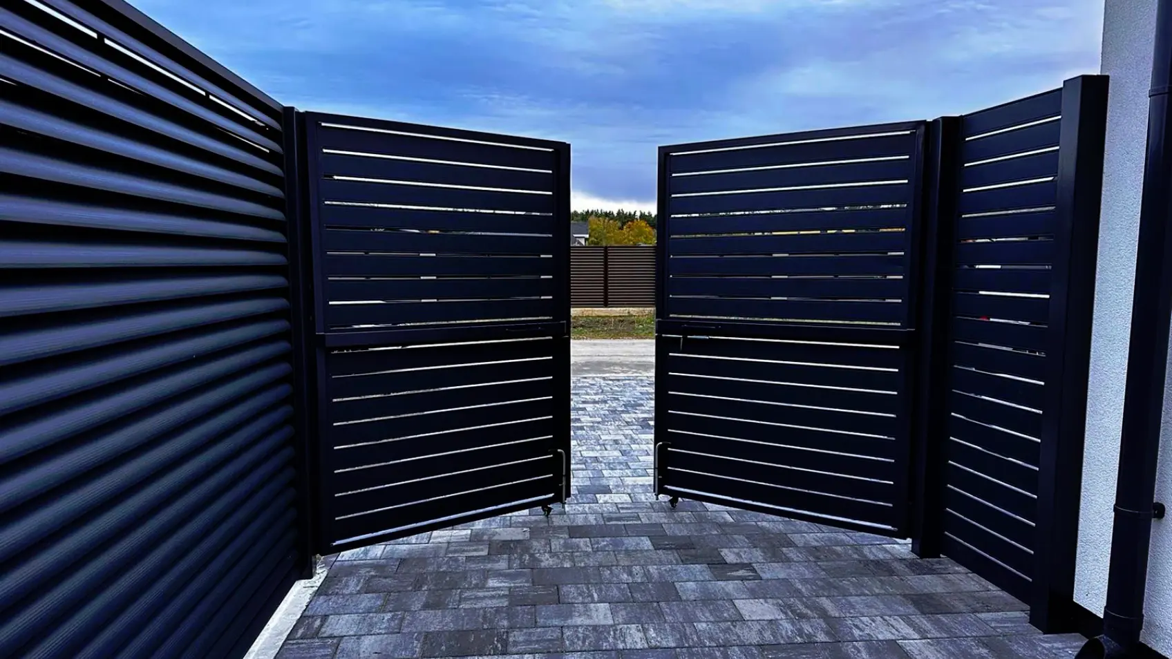 Фото 3 Забор ранчо из металлопланкена 7024 МАТТЕ Серый Графит с еврожалюзи