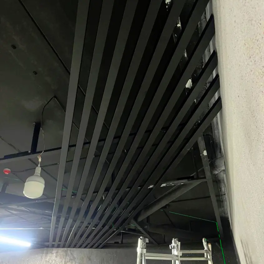 Фото 9 Стальная рейка на потолке RAL9005 МАТТЕ Черный матовый