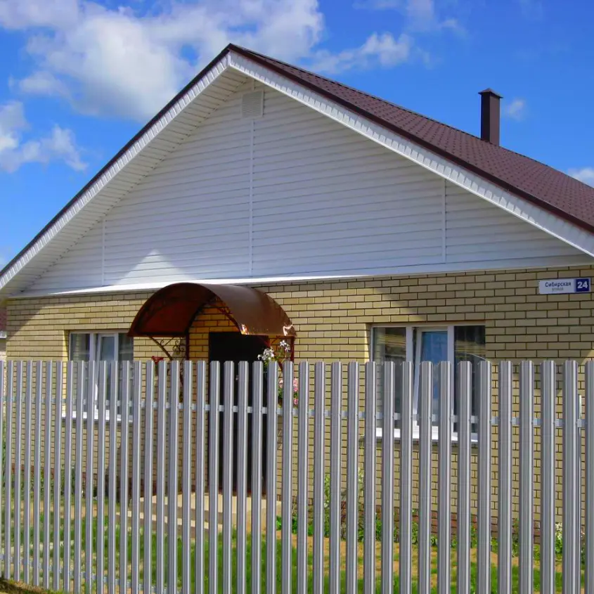 Фото 9 штакетник Узкий RAL7004 Серый на заборе для коттеджного поселка